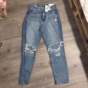 American Eagle Strigid high rise Mom Jean NEW